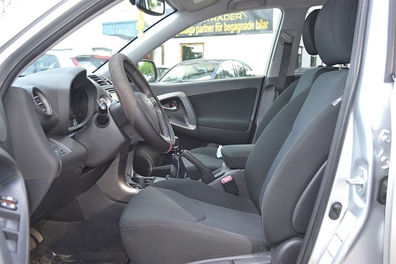 Toyota RAV4 5 of 12