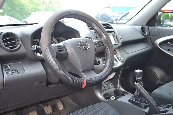 Toyota RAV4 6 of 12