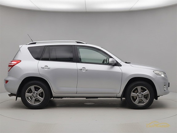 Toyota RAV4 4 of 12