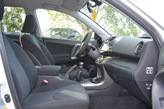 Toyota RAV4 7 of 12