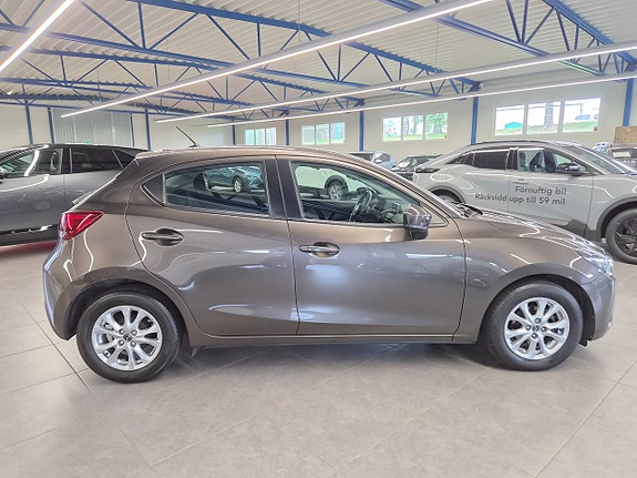 Mazda 2 5 of 12