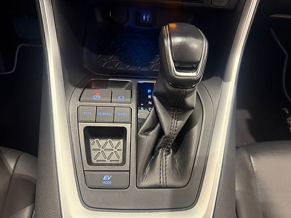 Toyota RAV4 12 of 15