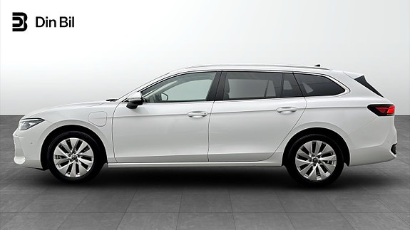 Volkswagen Passat 2 of 19