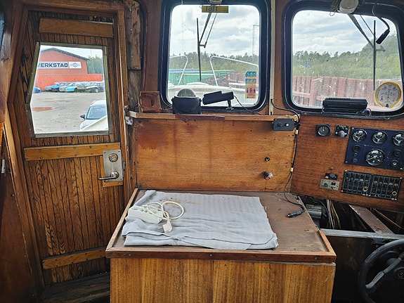 Kabin båt med behov av genomgång. 10 of 12
