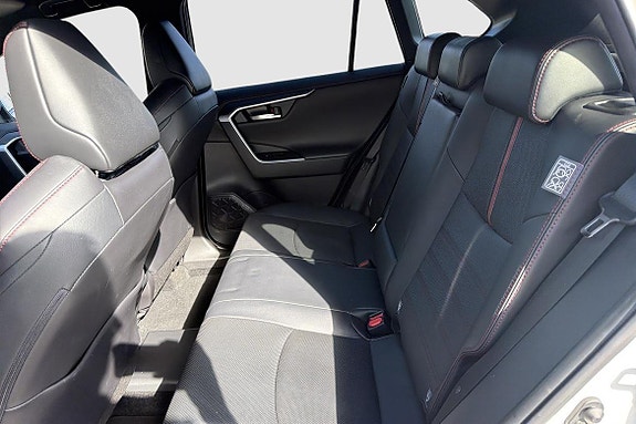 Toyota RAV4 Plug-in Hybrid 8 of 13