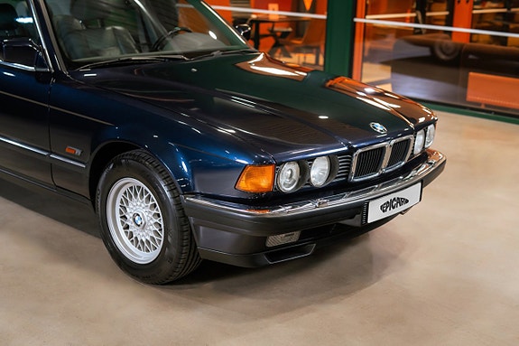 BMW 740i 3 of 29