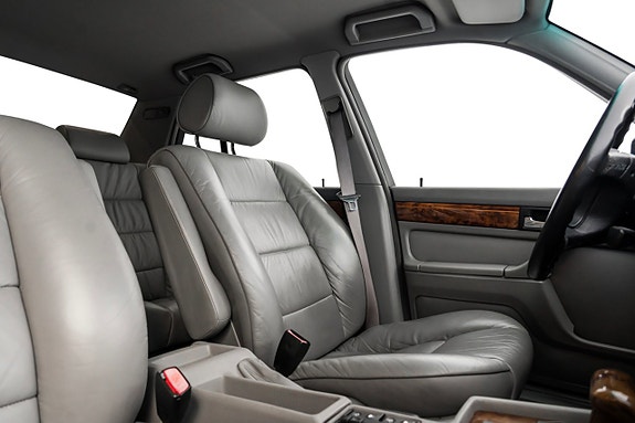 BMW 740i 27 of 29