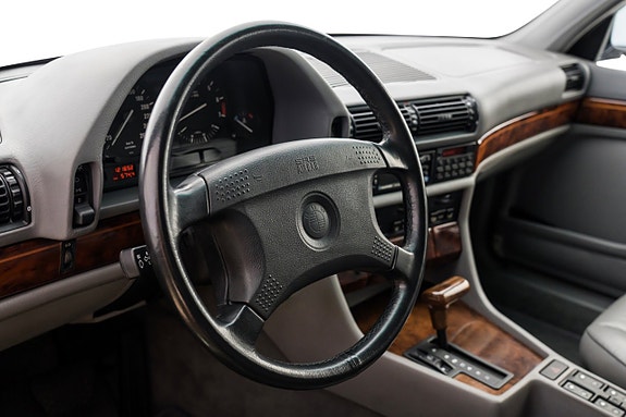 BMW 740i 13 of 29