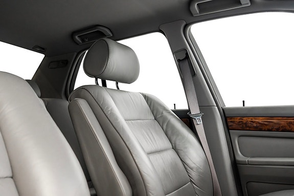 BMW 740i 28 of 29