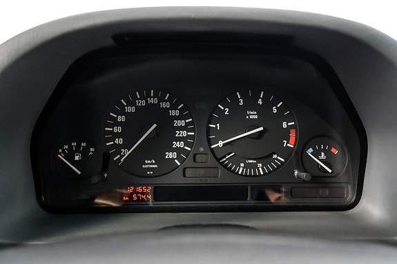 BMW 740i 16 of 29