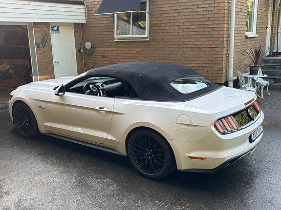 Ford Mustang 2 of 6