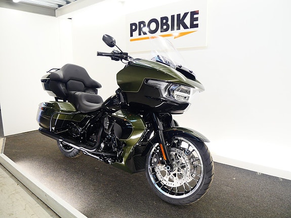 Harley-Davidson Road Glide Limited FLTRL 2 of 7