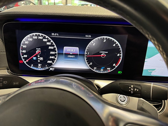 Mercedes-Benz E220 16 of 25