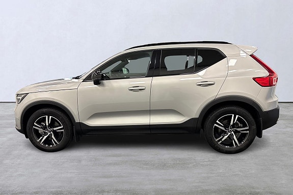 Volvo XC40 2 of 26