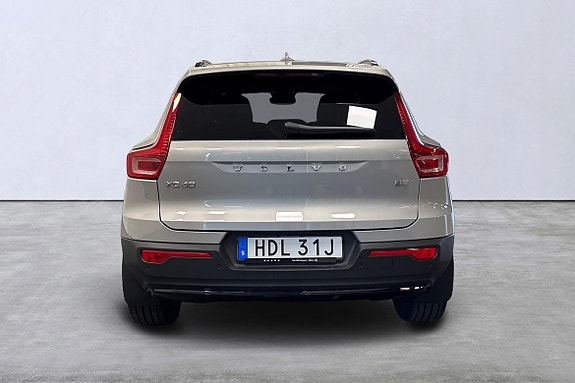 Volvo XC40 5 of 26