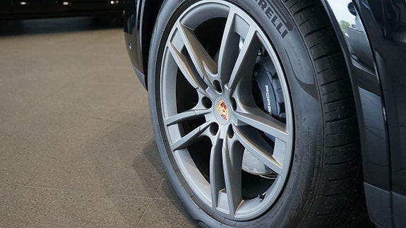 Porsche Cayenne 4 of 9