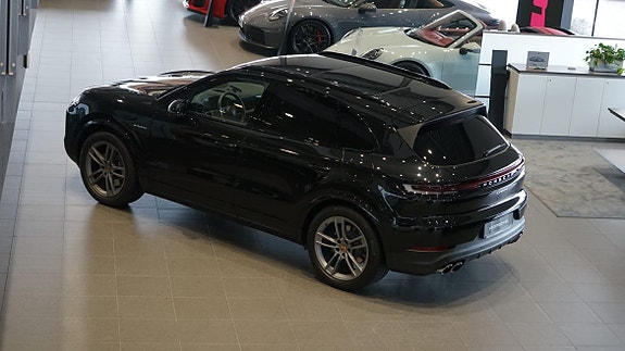 Porsche Cayenne 3 of 9