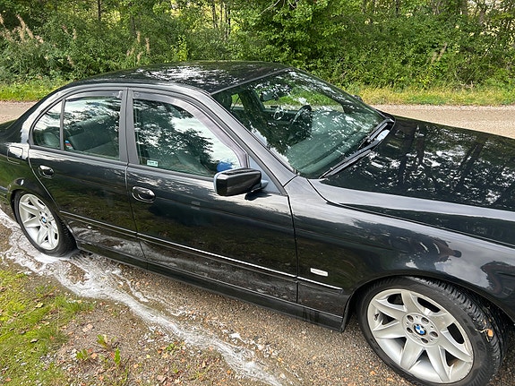 BMW 525i 3 of 11