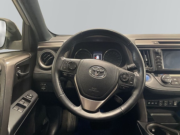 Toyota RAV4 9 of 16