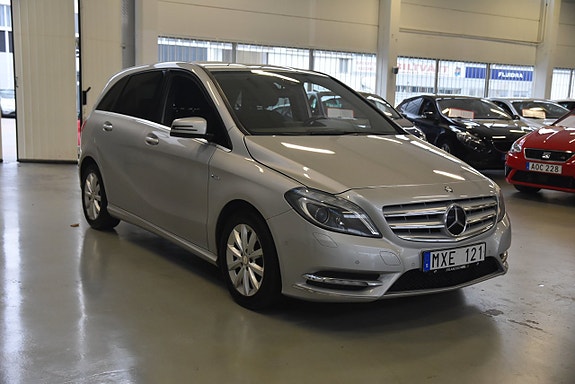 Mercedes-Benz B200 2 of 14