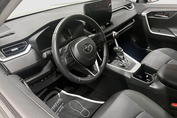 Toyota RAV4 8 of 12