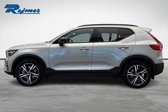 Volvo XC40 2 of 26