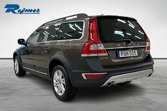 Volvo XC70 2 of 18