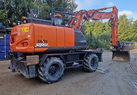 Hitachi ZX170W-6 2 of 14