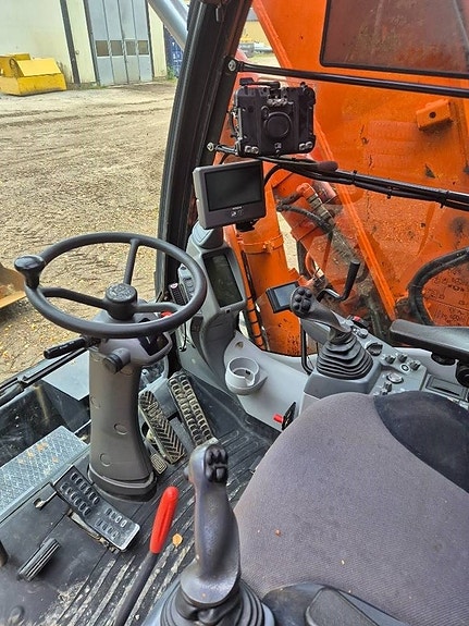Hitachi ZX170W-6 12 of 14