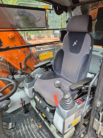Hitachi ZX170W-6 11 of 14