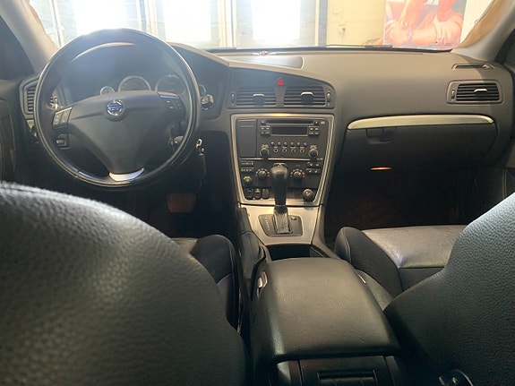 Volvo V70 8 of 16