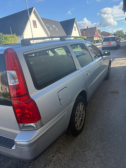 Volvo V70 2 of 4