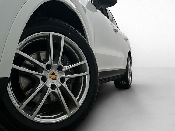 Porsche Cayenne S 12 of 30