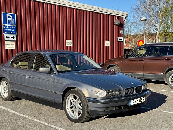 BMW 740i 3 of 15