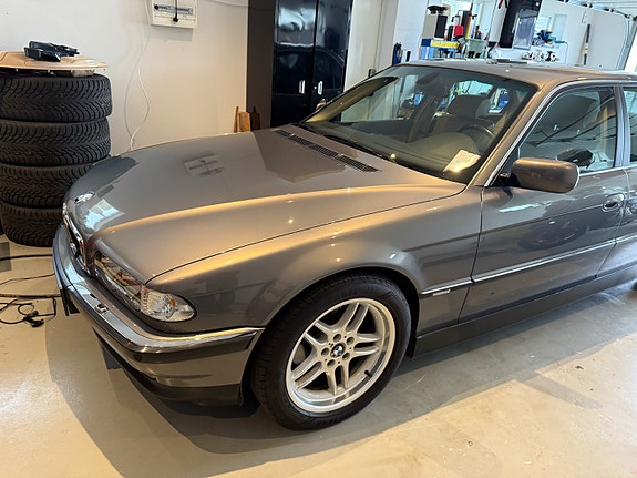 BMW 740i 12 of 15