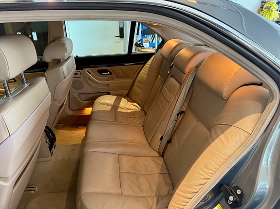 BMW 740i 9 of 15