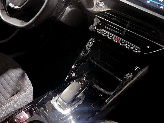 Peugeot e-2008 10 of 15