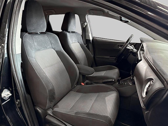 Toyota Auris 7 of 14