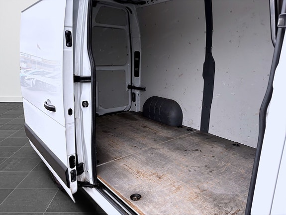 Nissan NV400 8 of 15