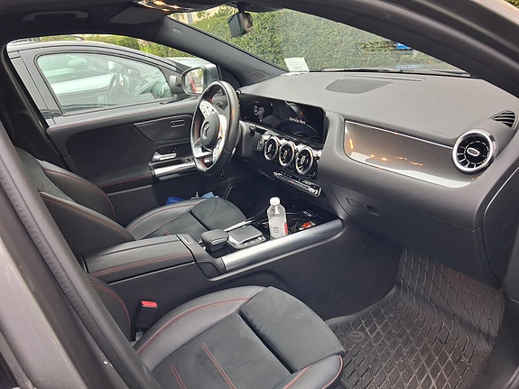 Mercedes-Benz GLA200 2 of 4