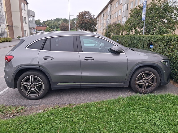 Mercedes-Benz GLA200 3 of 4