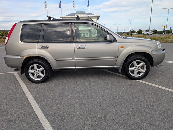 Nissan X-Trail 2 of 7