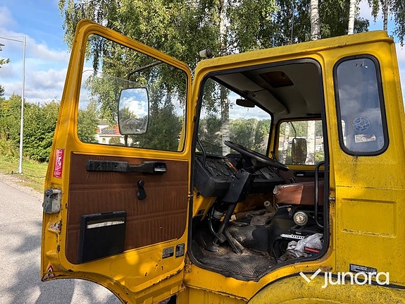 Flakbil Volvo F408 med kran 9 of 30