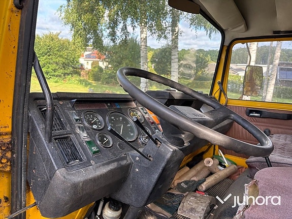Flakbil Volvo F408 med kran 11 of 30