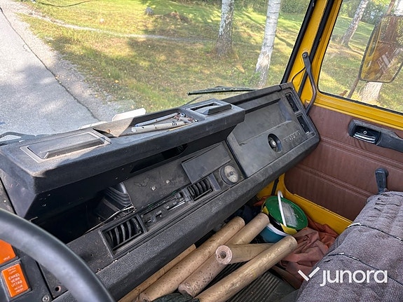 Flakbil Volvo F408 med kran 14 of 30