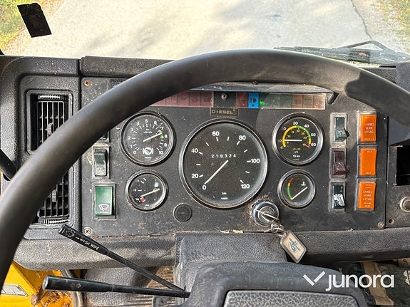 Flakbil Volvo F408 med kran 12 of 30