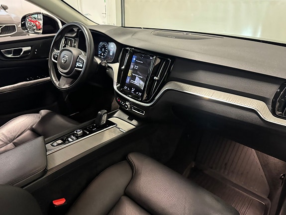 Volvo V60 Cross Country 11 of 25