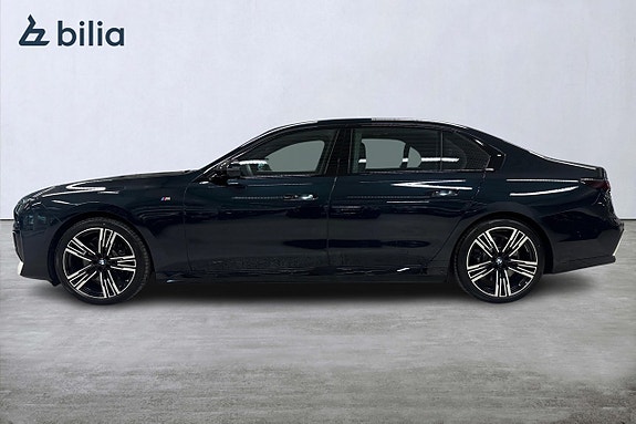 BMW i7 3 of 27