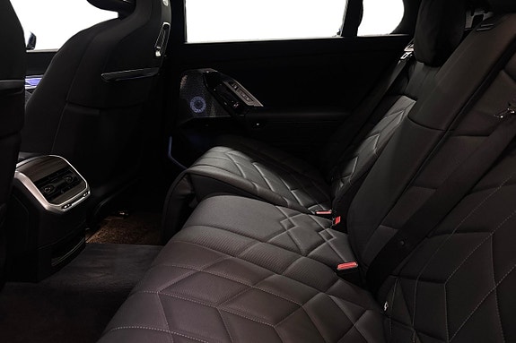 BMW i7 12 of 27