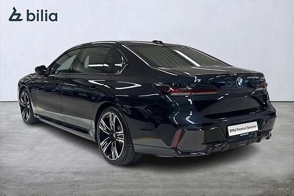 BMW i7 2 of 27